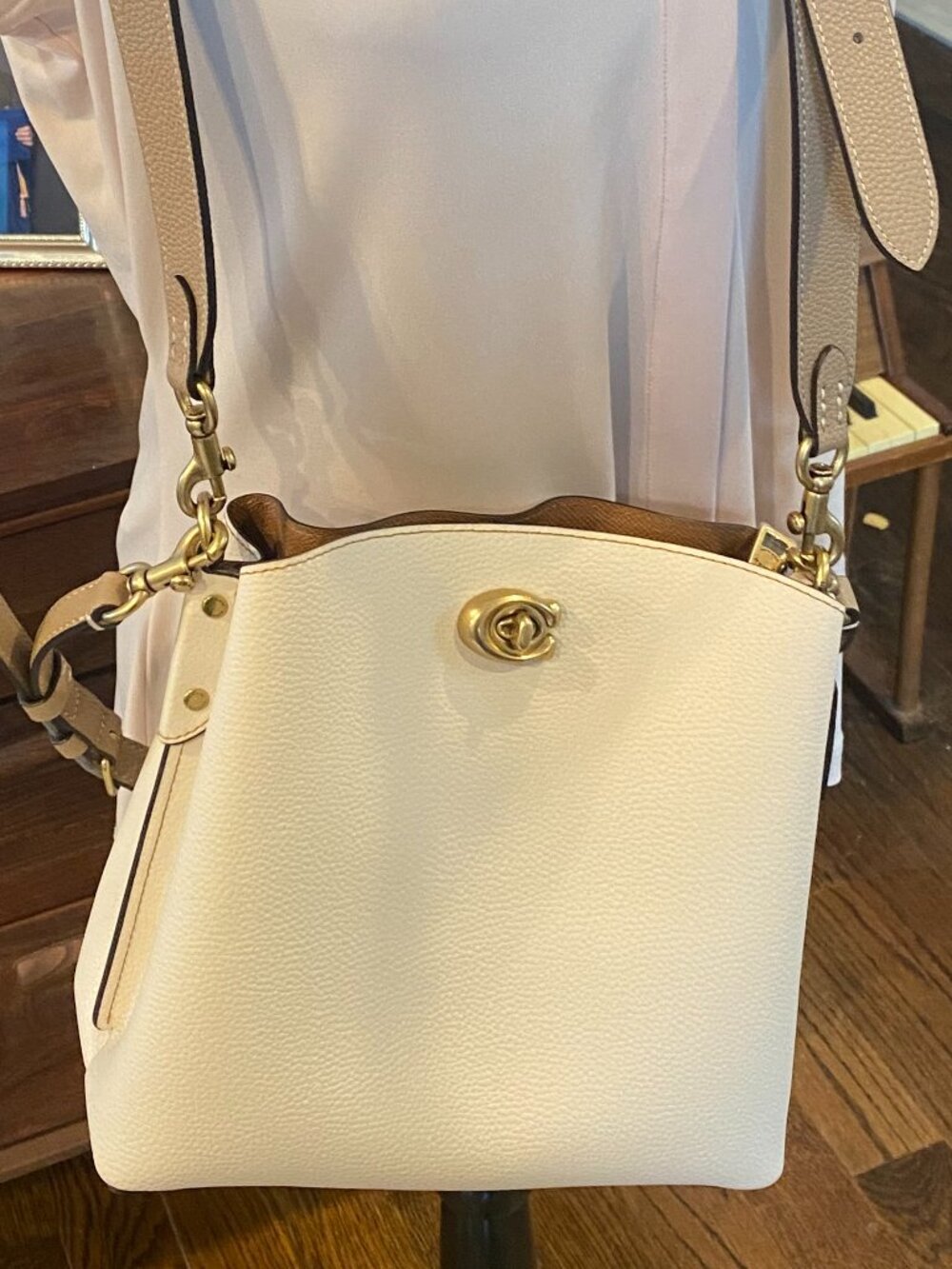 Coach Willow Pebbled Leather Bucket Bag / Crossbody – Chalk & Tan Like new